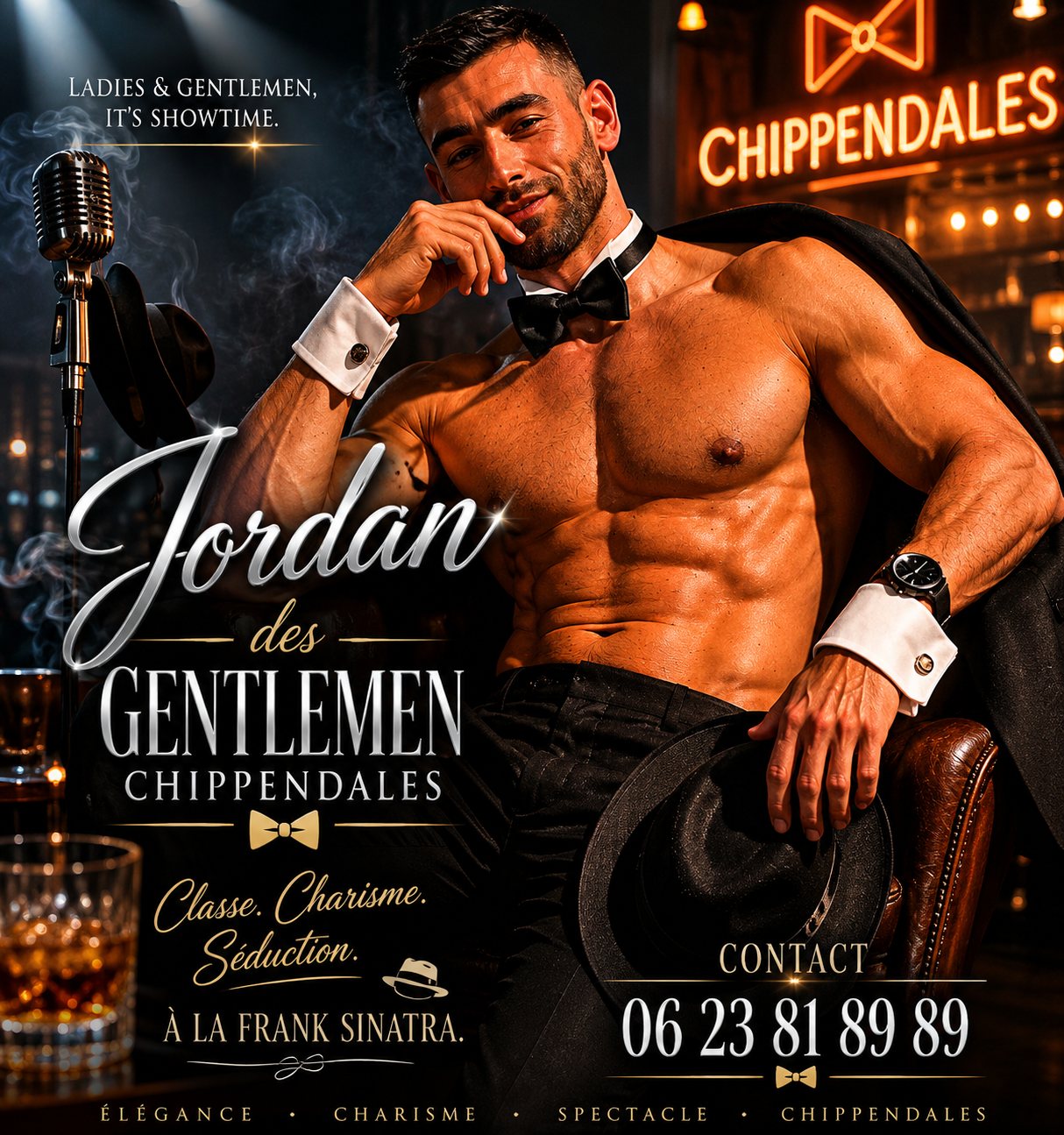 Stripteaseur des Gentlemen en costume de gala pres d'un micro vintage, ambiance cabaret retro, prestation en PACA