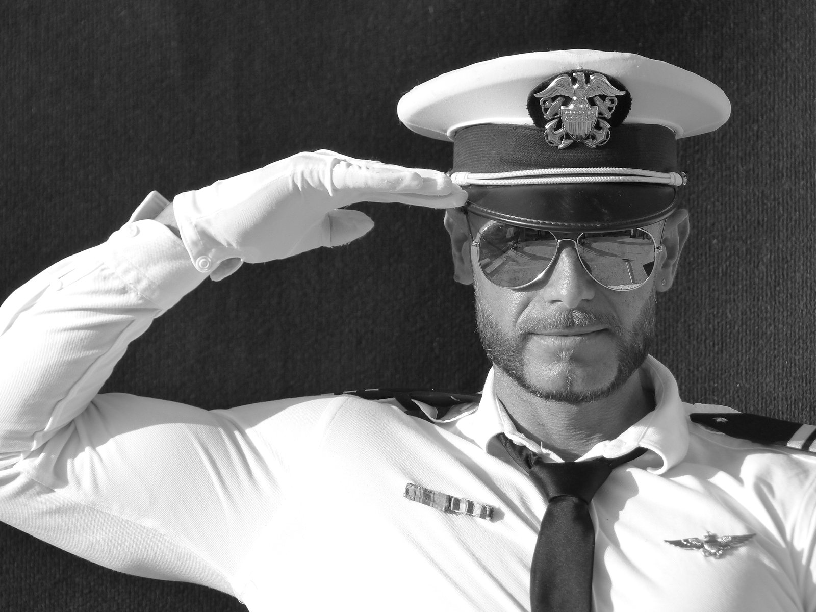 Chippendale en costume d'officier de marine, show à thème Les Gentlemen Striptease PACA