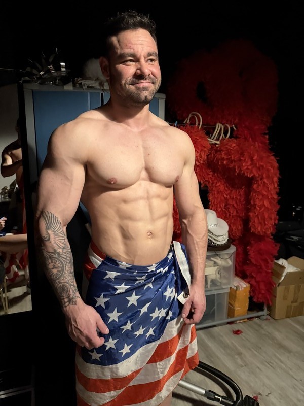 John chippendale drapeau USA tatouage soirée thème PACA